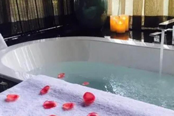 武汉青山区水疗池中的失重冥想：当身体学会漂浮